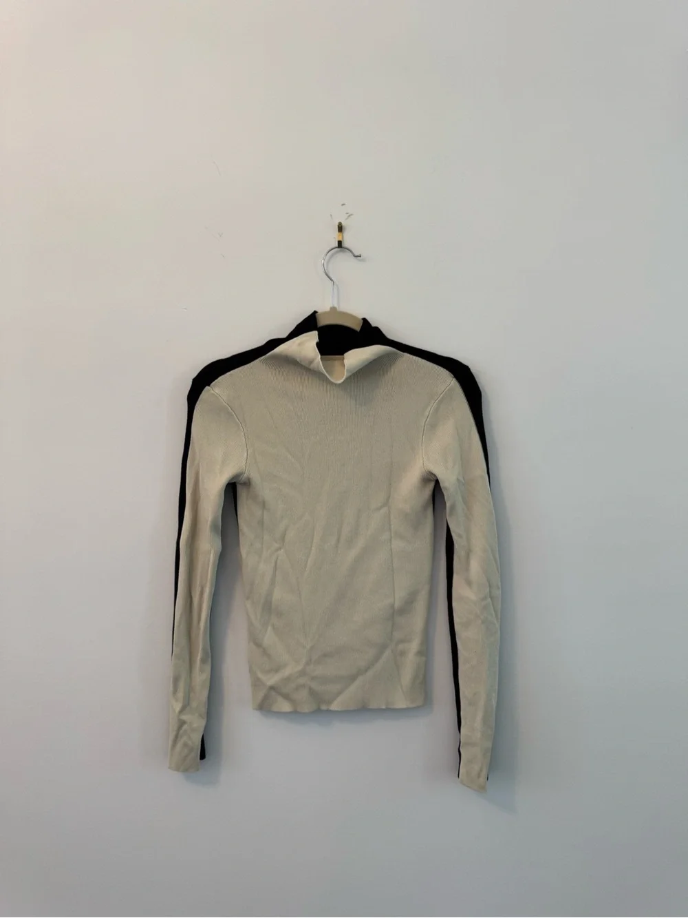 Size M Women's Two-Tone Mock Neck Sweater in Cream and Black